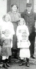 Gezin M.H. van Geutselaar omstreeks 1921: Elisabeth Christina Vos, Marinus Hendrikus, de kinderen Elisabeth Christina, Wijmpje, Willem en Dirk